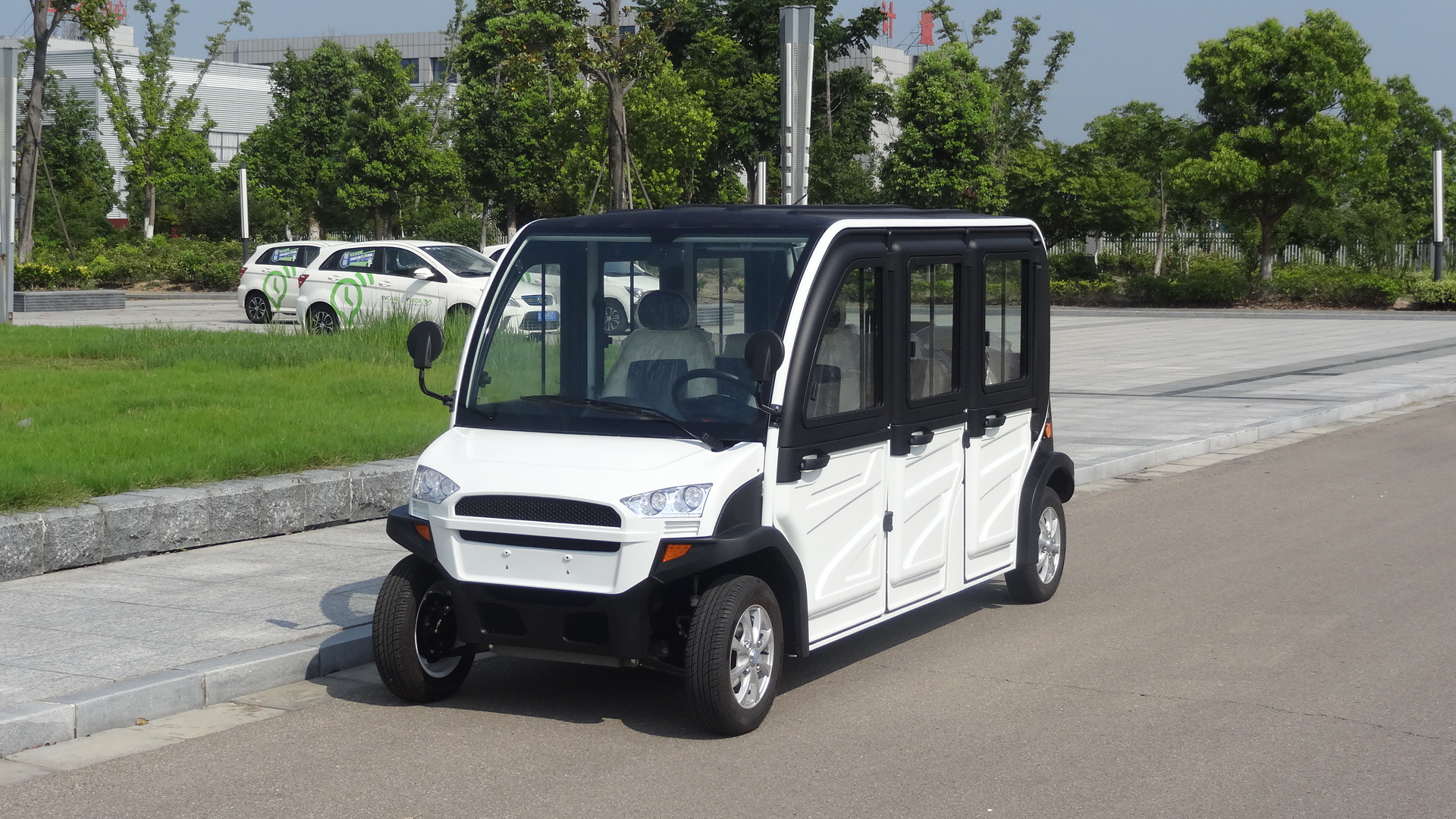 六座封闭式电动观光车